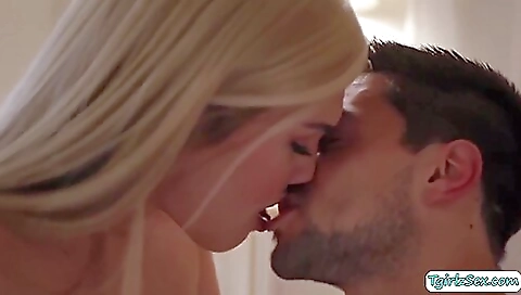 bareback & deepthroat with a shemale with a big tushy