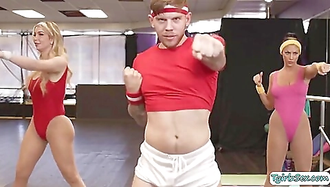 Tattooed yogi takes it in a hot yoga pose and gets a deepthroat blow