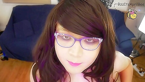 Horny brunette with a sexy body enjoys a very sexy and hot solo clip