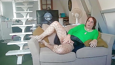 French redhead milf fucks herself in homemade solo